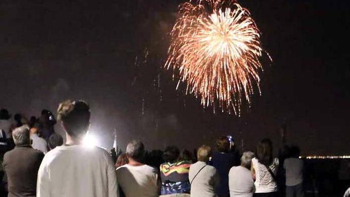 Marina di Massa, tutti col naso all’insù per i fuochi d’artificio