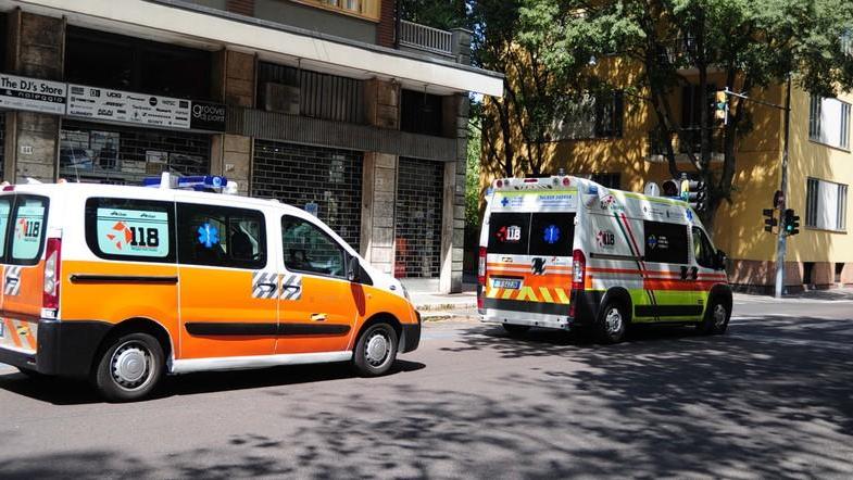 Malore in strada, salvato dai soccorsi