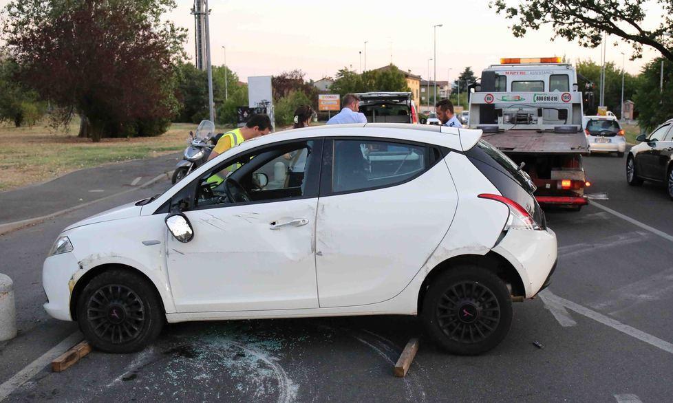 Auto centra paletto e si ribalta
