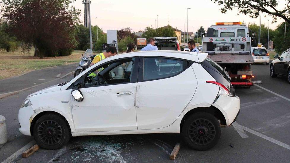 Auto centra paletto e si ribalta