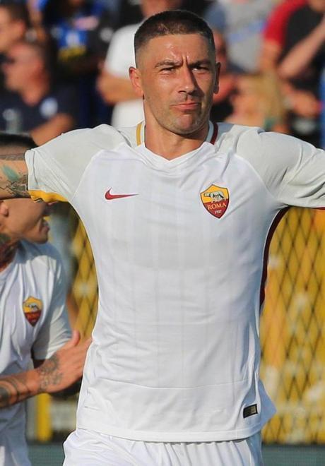 Il Milan dilaga a Crotone con il rigore deciso dal Var 