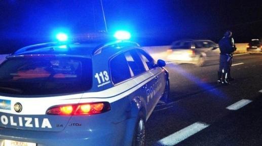 Fugge da un incidente e ferisce tre agenti 