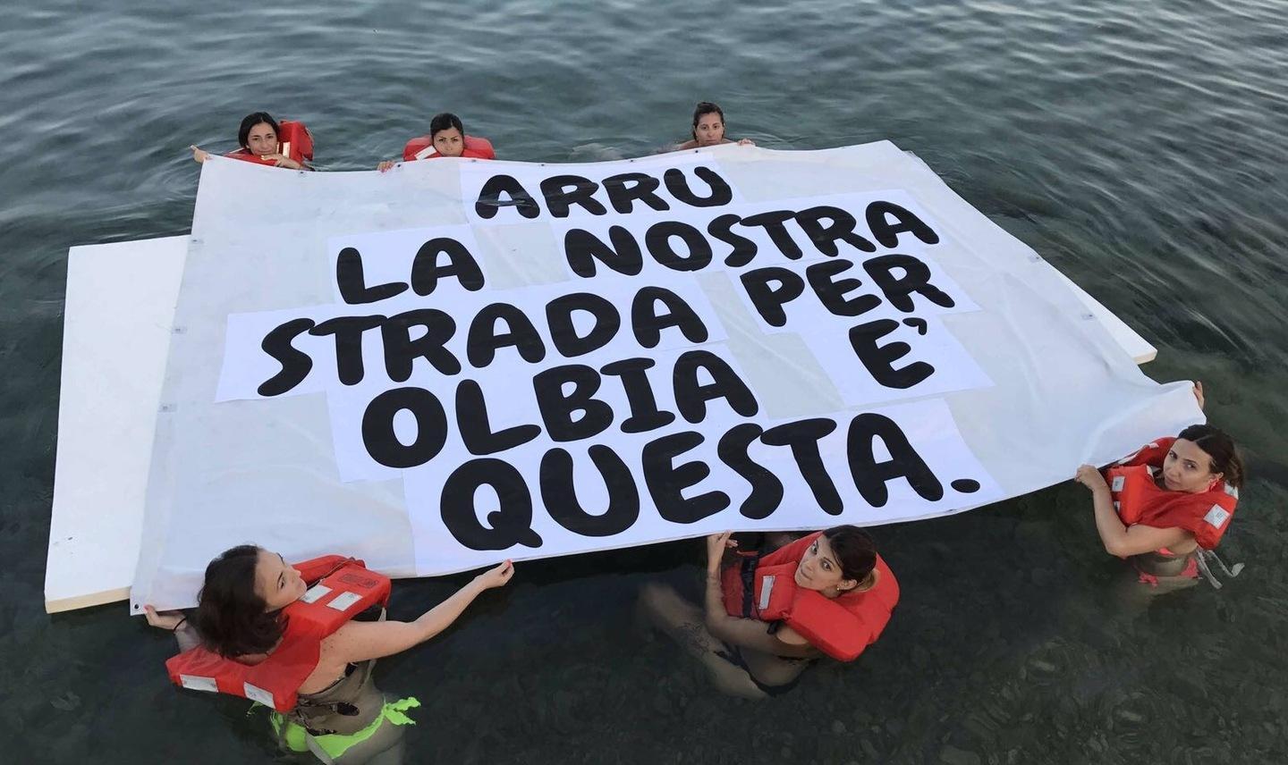 Protesta al mare delle mamme per salvare il Punto nascita 