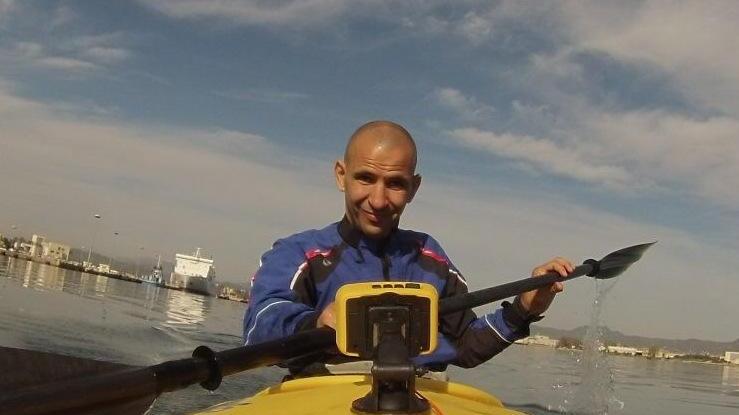 Olbia, la storia di Manlio, amante del kayak e del kitesurf: «Liberi anche se in carrozzina» 