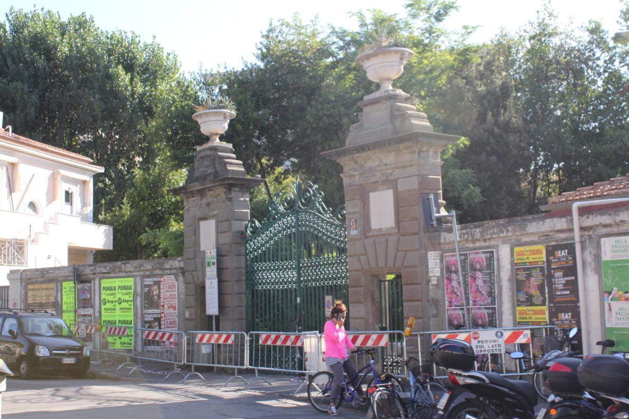 L'ingresso a Villa Fabbricotti (lato piazza Matteotti) interdetto per crolli (Salvini/Pentafoto)
