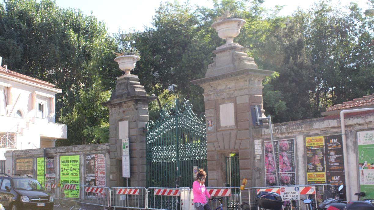 L'ingresso a Villa Fabbricotti (lato piazza Matteotti) interdetto per crolli (Salvini/Pentafoto)