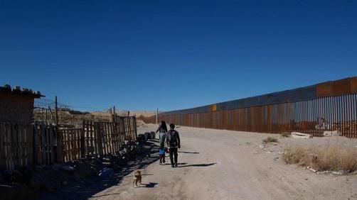 Usa: Trump, oggi visita confine Messico