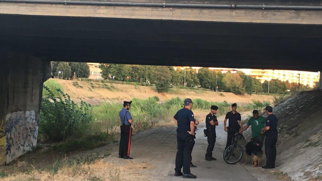 I controlli dei carabinieri sulla pista ciclabile lungo il Bisenzio