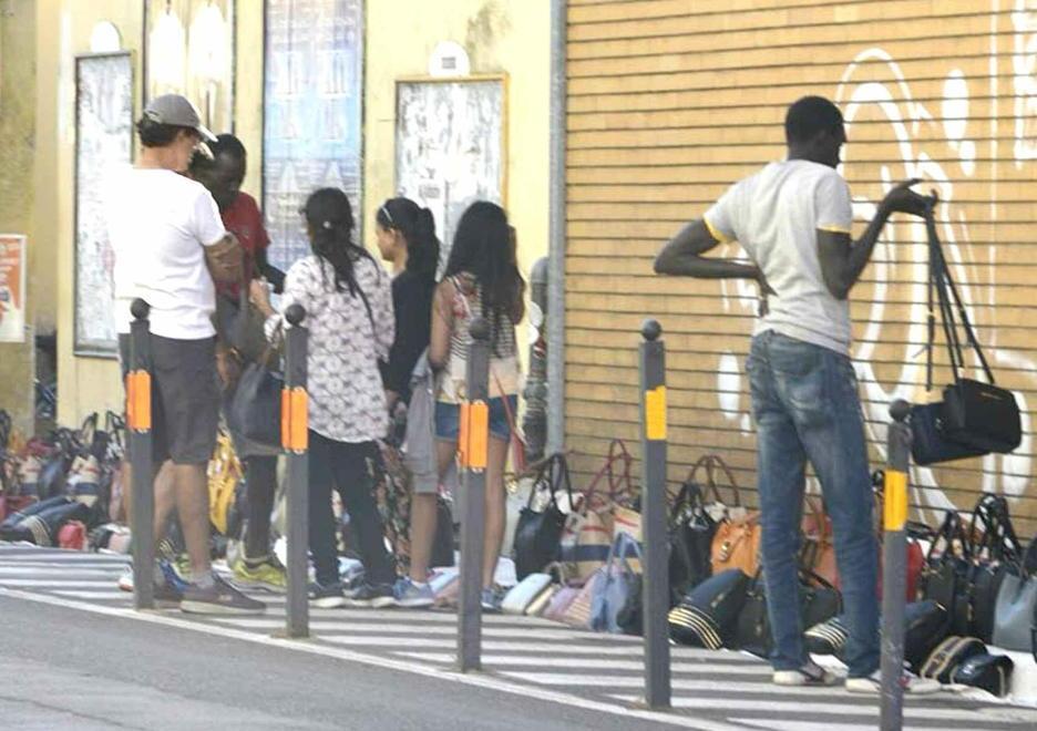 Raccolta firme contro i venditori abusivi in zona Duomo