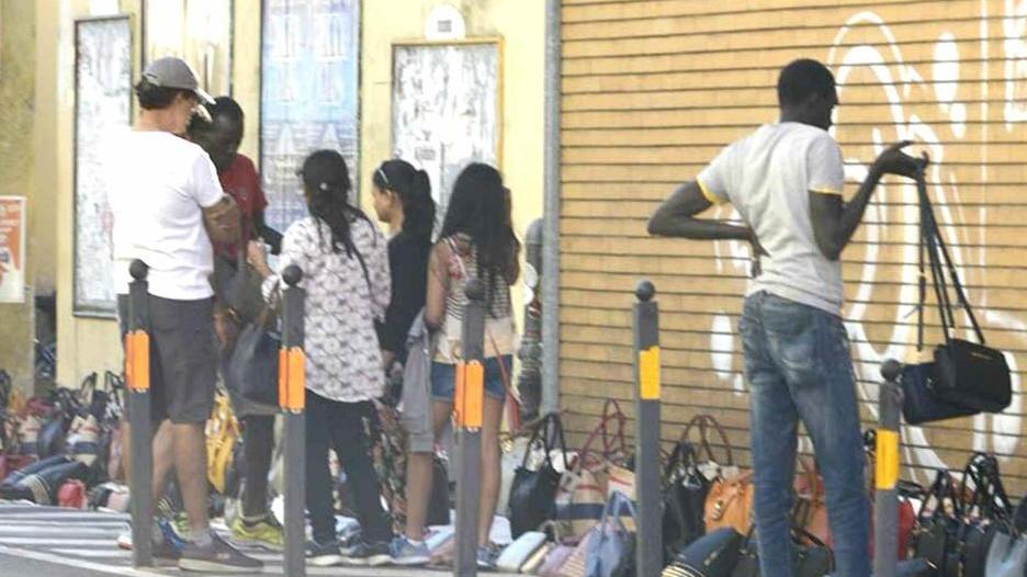 Raccolta firme contro i venditori abusivi in zona Duomo