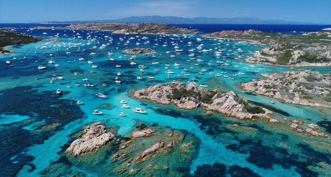 Folla di barche nell'arcipelago maddalenino