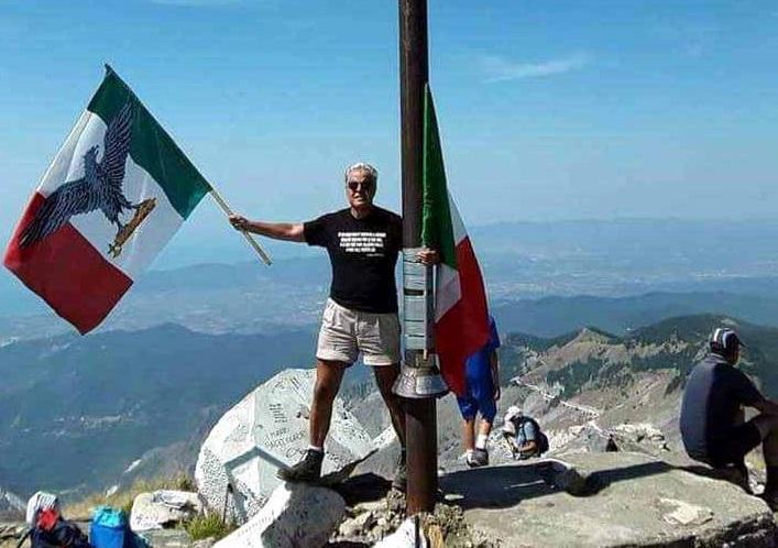 Manfredo Bianchi con la bandiera di Salò sul monte Sagro