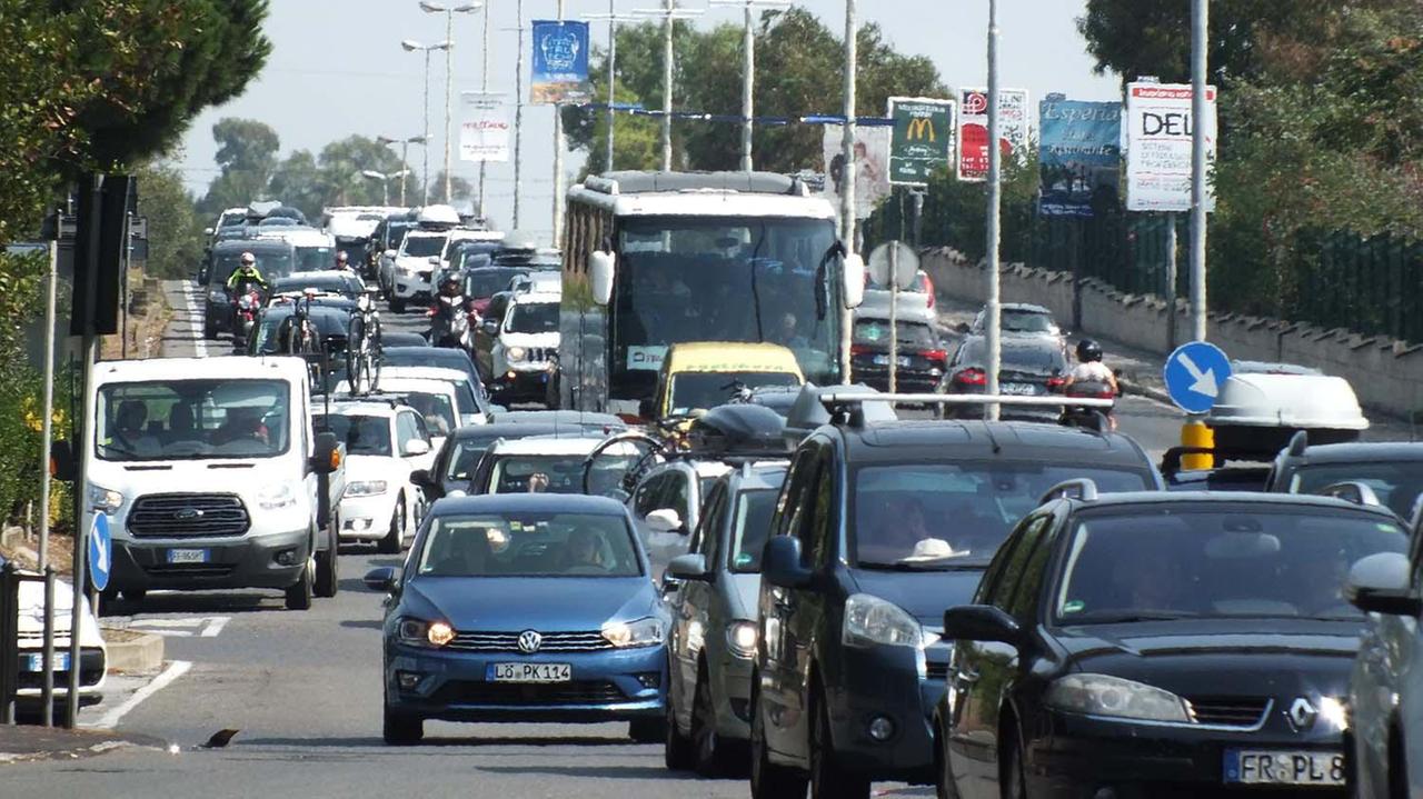 Sabato scorso auto ferme in viale Unità d’Italia per il porto (foto PaBar)