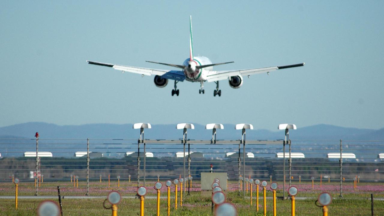 Avaria al motore, il pilota del volo Alitalia ritorna a Cagliari