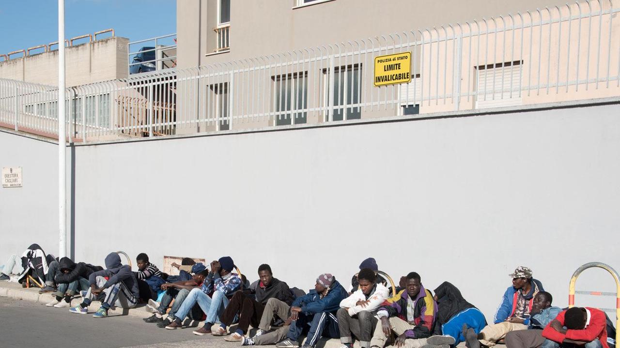 Migranti davanti all'ufficio stranieri della questura (foto Mario Rosas)