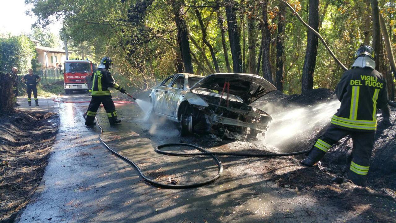 I vigili del fuoco spengono l'incendio (Foto Sernacchioli)