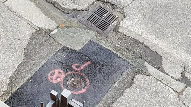 Le tracce segnate dai tecnici di Publiacqua nel punto della perdita
