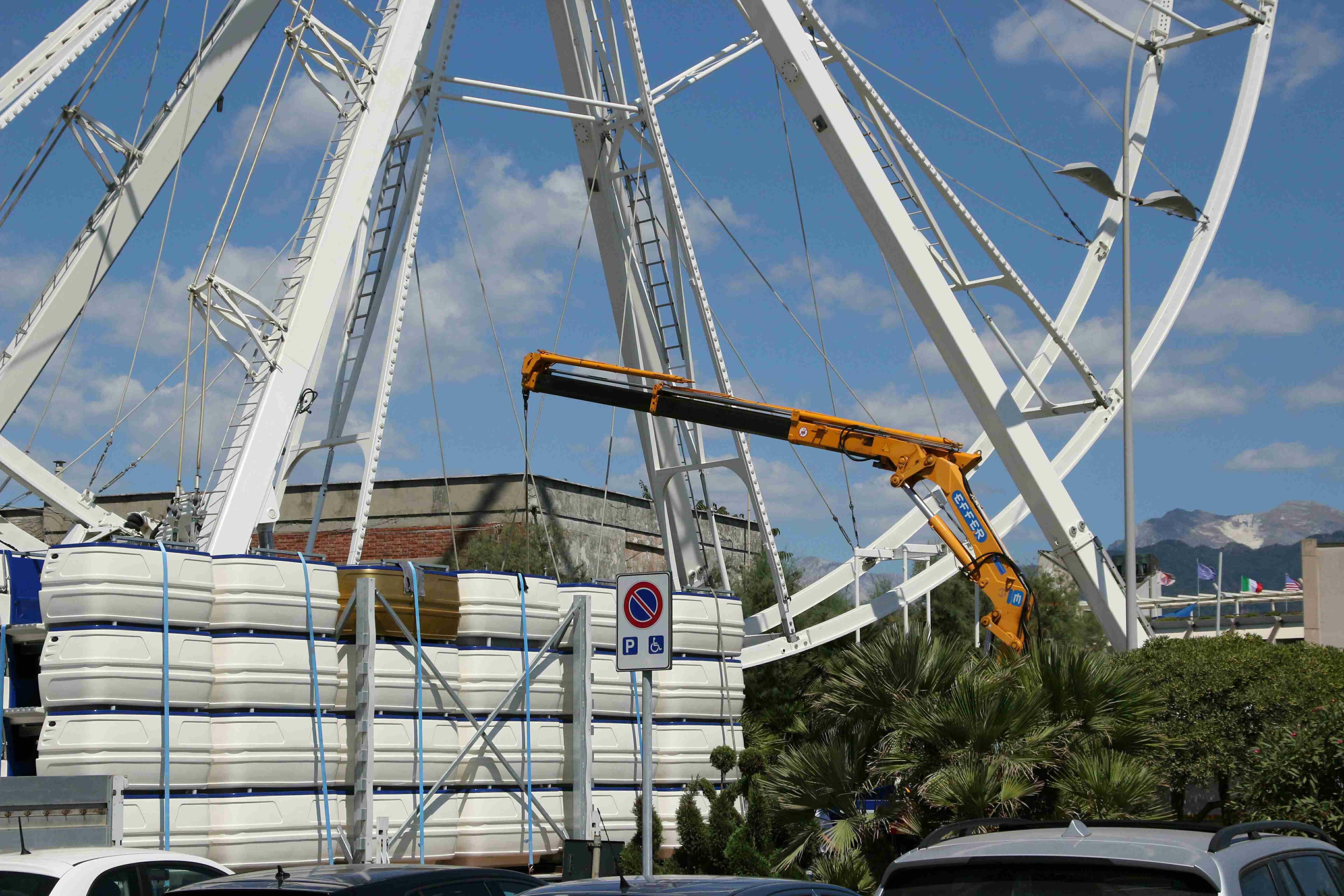 La gru mentre smonta la ruota panoramica di Lido di Camaiore (foto Ciurca/Paglianti)