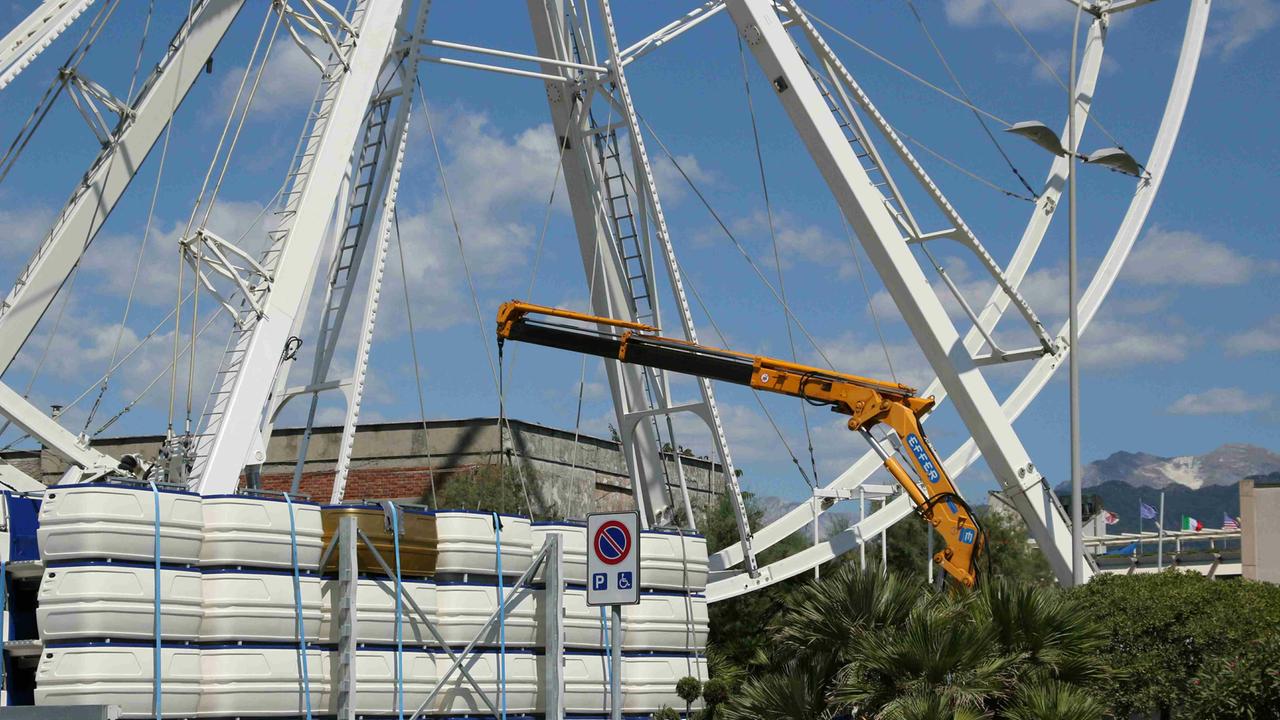 La gru mentre smonta la ruota panoramica di Lido di Camaiore (foto Ciurca/Paglianti)
