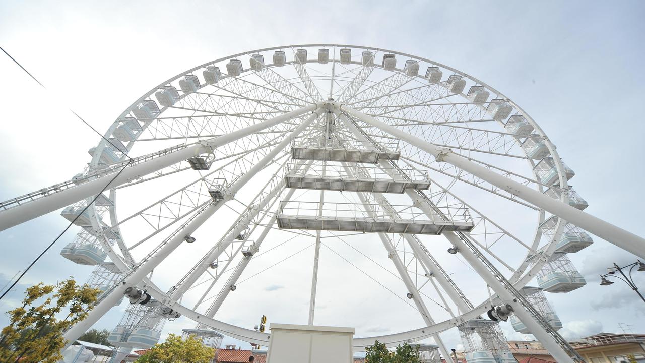 La ruota panoramica di Viareggio: resterà in funzione fino a settembre (foto Ciurca/Paglianti)
