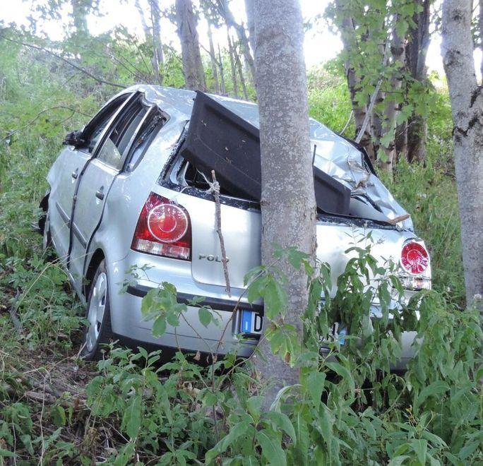 Piandelagotti, auto finisce in un dirupo: quattro feriti