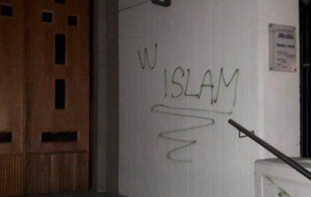Scritte pro Islam sulla chiesa di Braida 