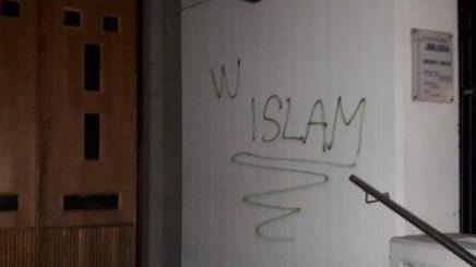 Scritte pro Islam sulla chiesa di Braida