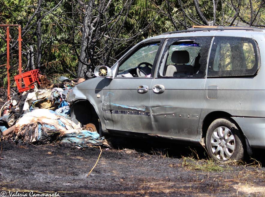 Rovereto, rogo sull’argine minaccia le case 