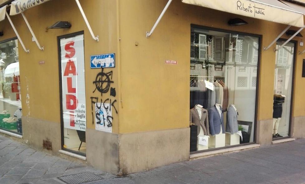 In pieno centro la scritta contro l’Isis