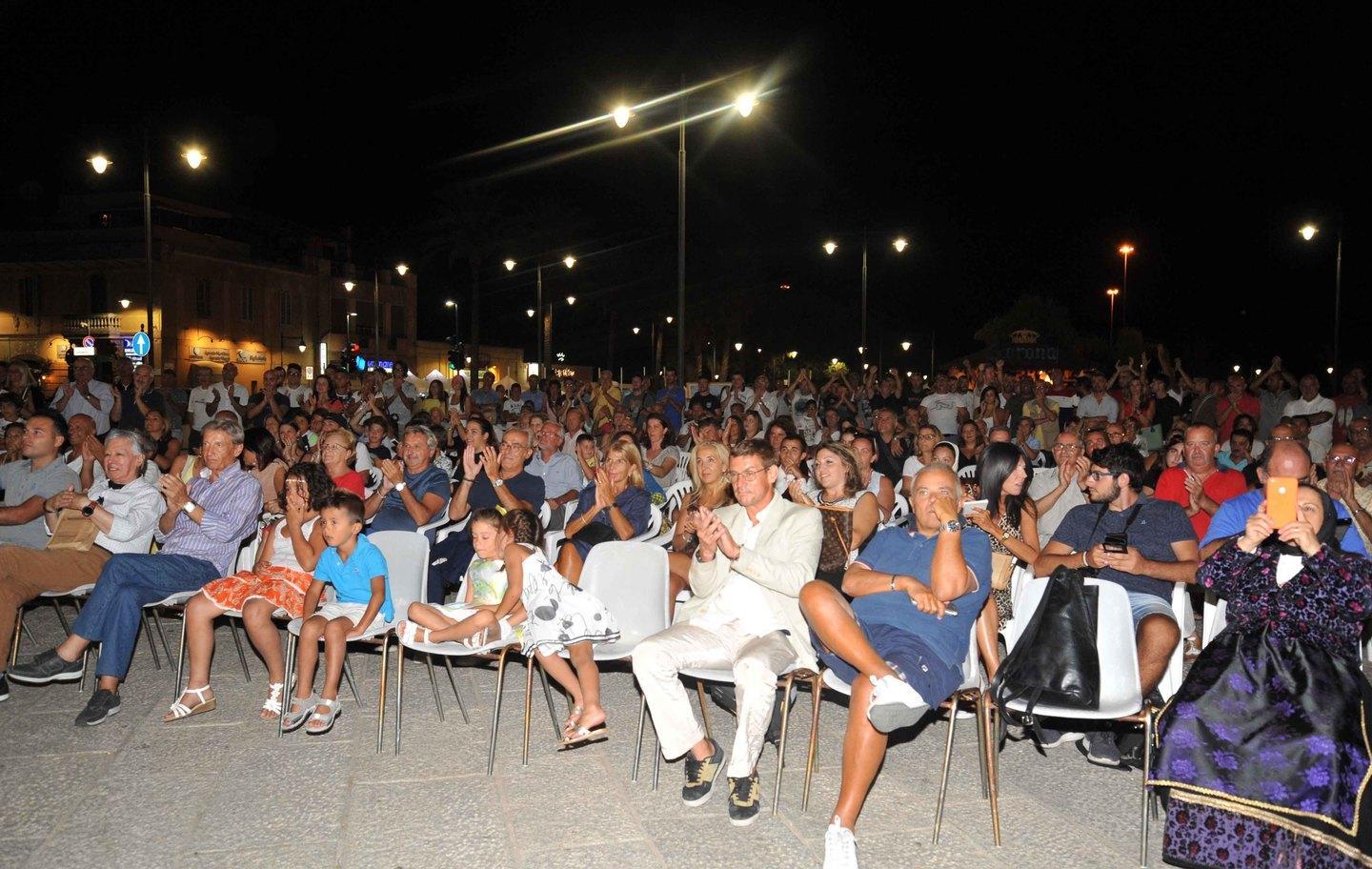 La piazza applaude, l’Olbia e i suoi tifosi sono già vincenti 