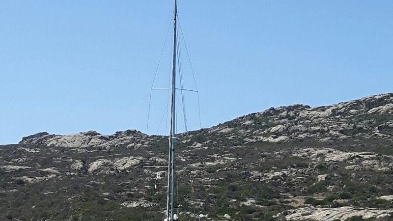 L'imbarcazione ormeggiata in zona vietata all'Asinara