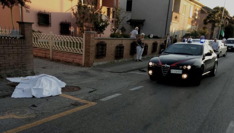 Ciclista travolta e uccisa da un’auto 