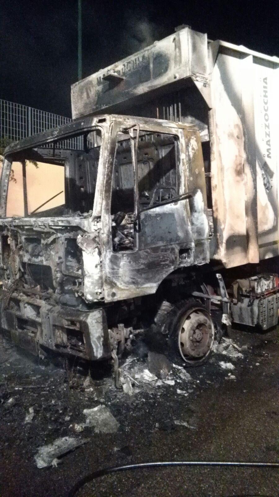Il camion compattatore dei rifiuti bruciato a Cuglieri