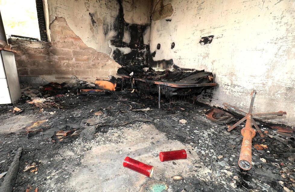 Qualcuno ha portato due lumini nella stanza della morte (Foto Agenzia Carlo Sestini)