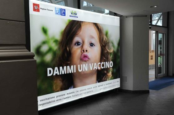 Il manifesto della campagna  sulle vaccinazioni  della Regione Toscana