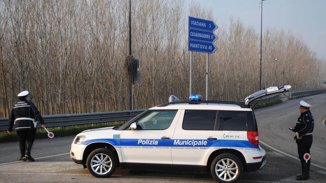 Brescello: derubano turista tedesca, denunciate due persone