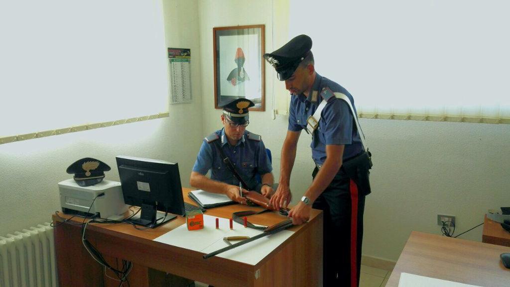 Il fucile e le cartucce sequestrati dai carabinieri di Dorgali