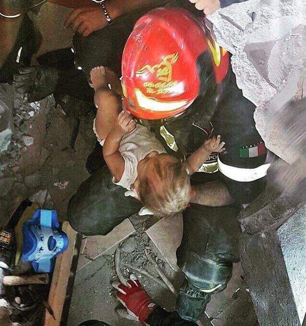 «Così abbiamo estratto i bimbi dai detriti che li soffocavano» 