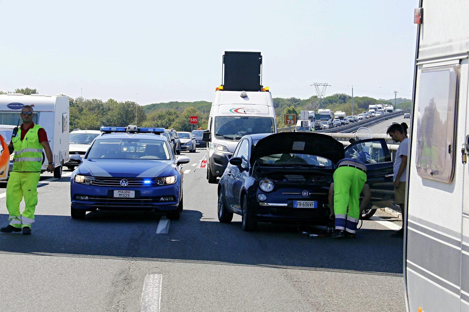 Tamponamento sull'A12: tre auto coinvolte, traffico in tilt 