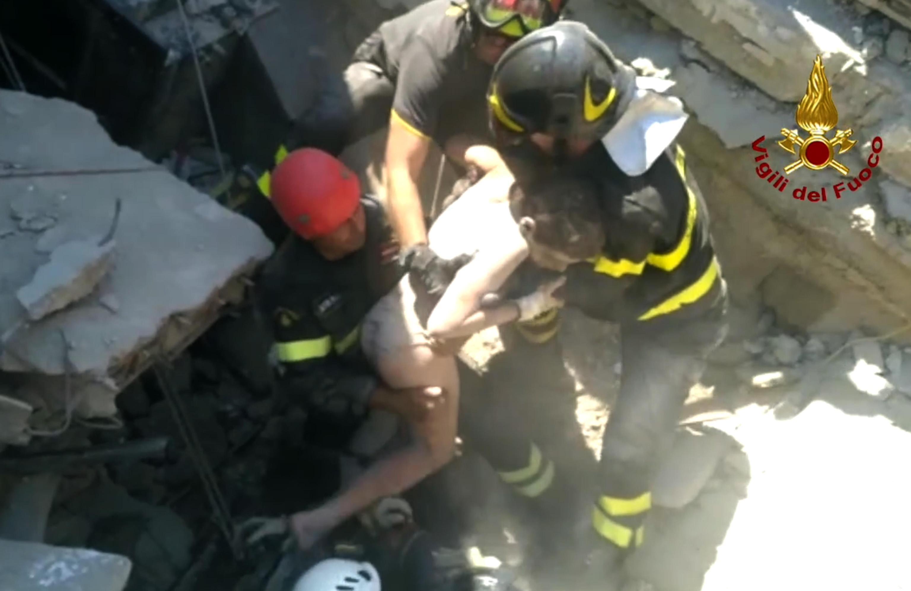 Il momento in cui Ciro viene estratto dalle macerie