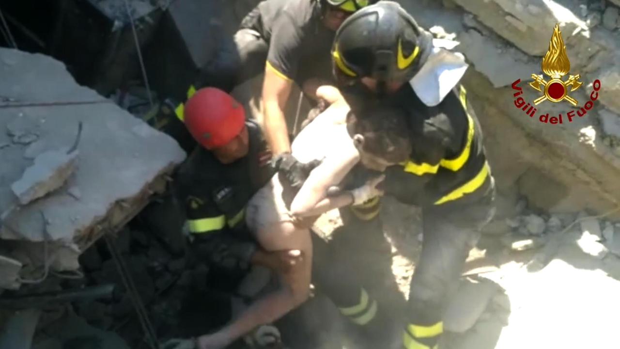 Il momento in cui Ciro viene estratto dalle macerie