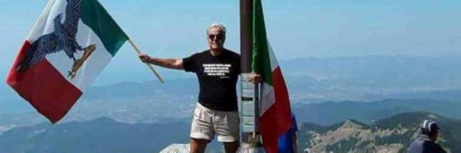 Il professor Bianchi che sventola la bandiera Rsi