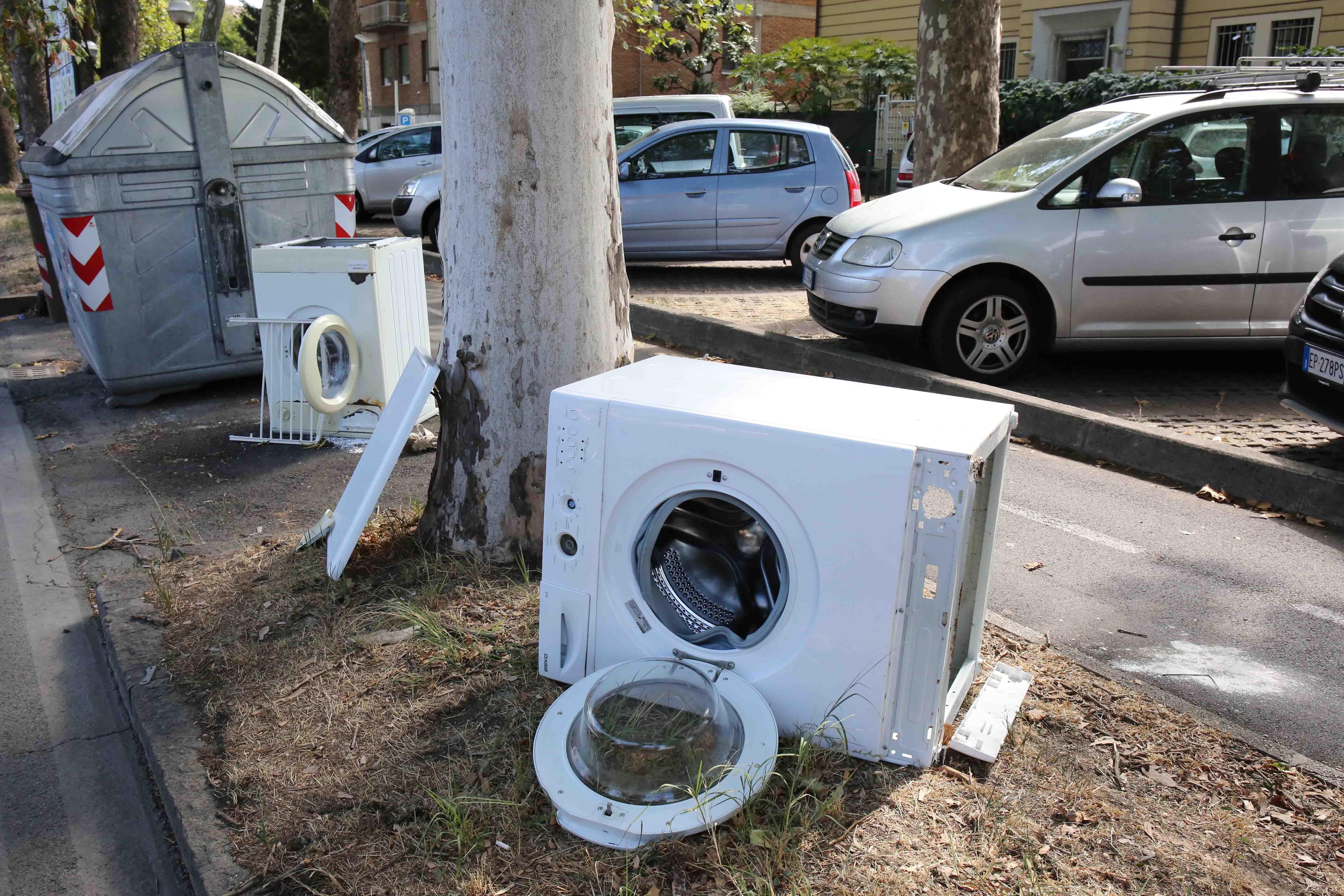 Rifiuti e inciviltà: lavatrici abbandonate in viale Piave 