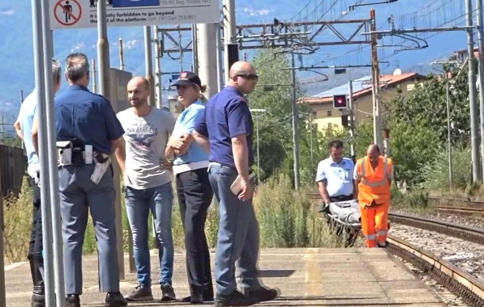 Travolto dal treno mentre a piedi attraversa i binari 