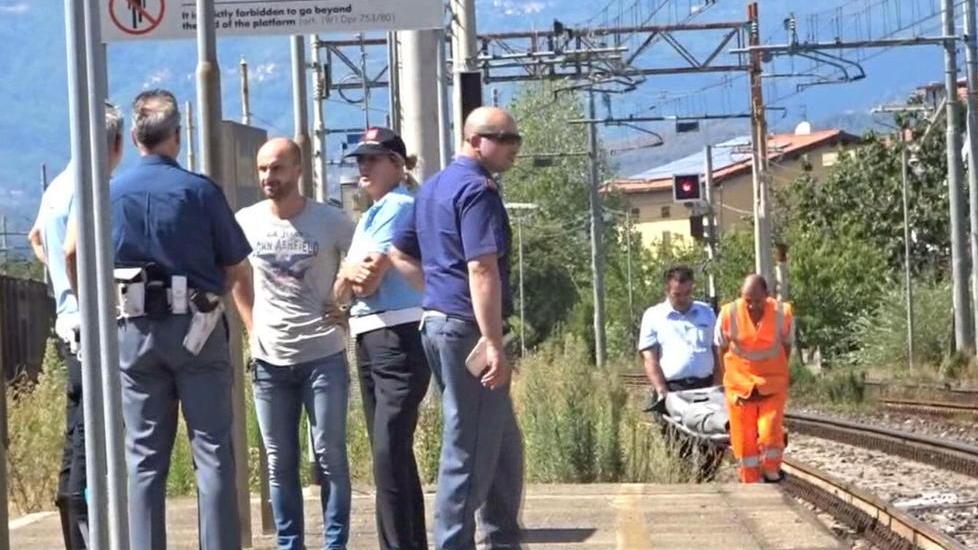 Travolto dal treno mentre a piedi attraversa i binari