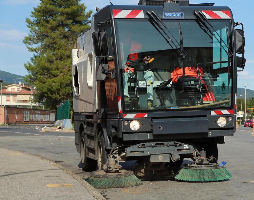 Sosta, rivoluzione in decine di strade per la spazzatrice 
