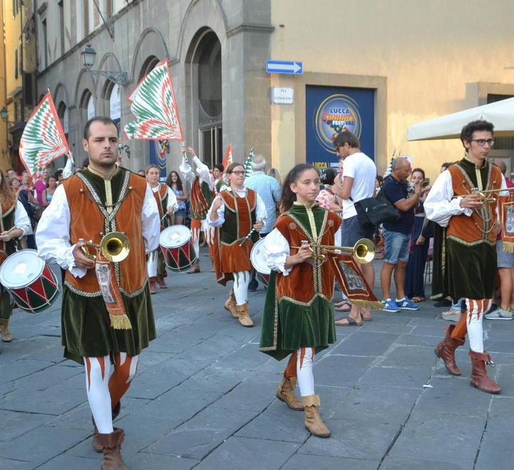 La storia e le tradizioni del territorio al centro del programma di sabato sera