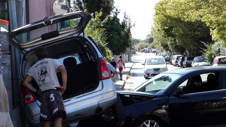 Non rispetta lo stop all’incrocio e l’auto finisce sotto l’altra