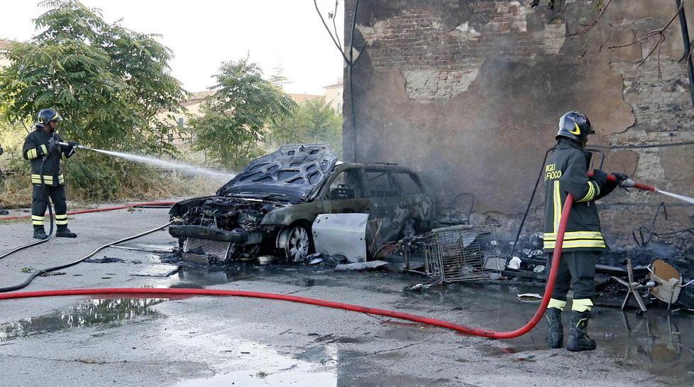 Auto distrutta dalle fiamme all’ex stazione San Marco