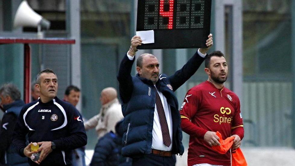 Si cambia: possibili cinque sostituzioni a partita
